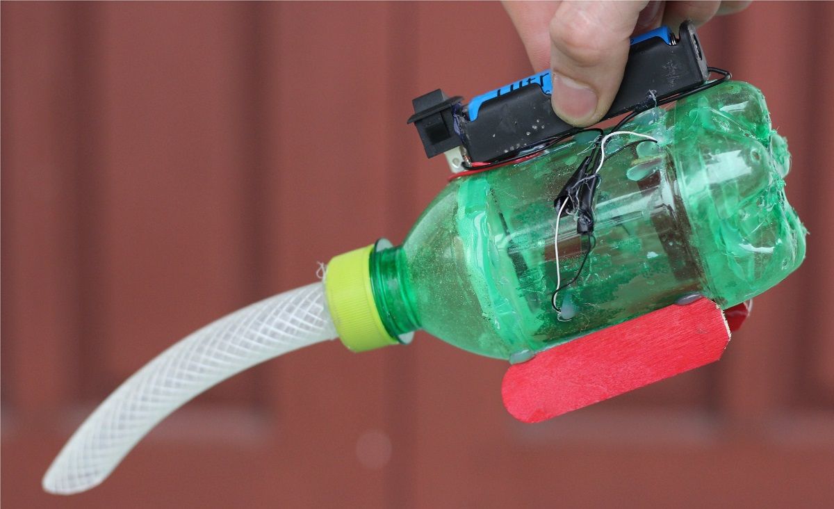 Tạo máy hút bụi đơn giản dùng chai nhựa