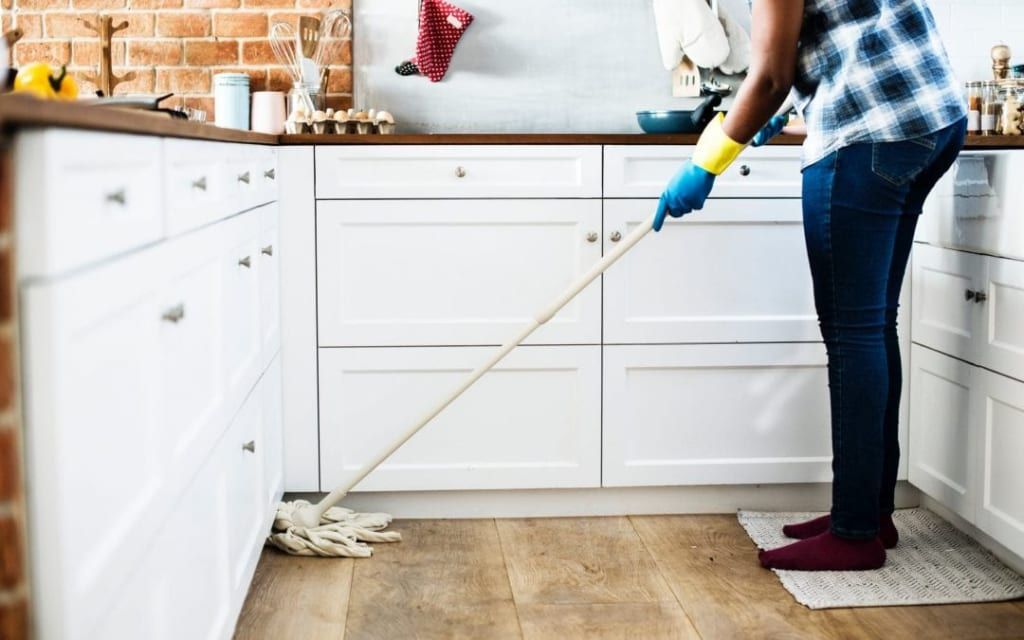 Mách nhỏ bạn cách vệ sinh làm sạch sàn nhà hiệu quả