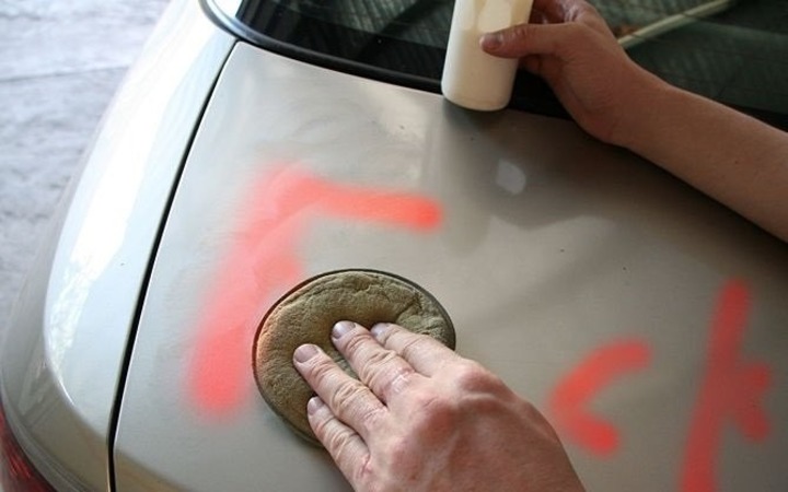 Cách chùi sơn dính trên xe bằng hóa chất