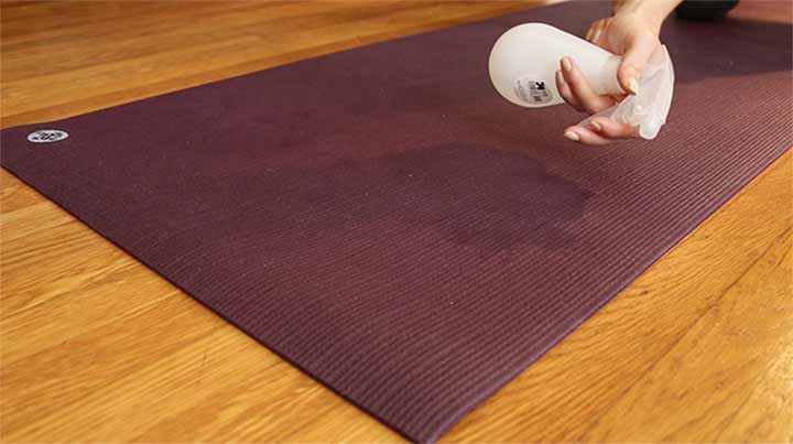 Giặt thảm yoga bằng hóa chất chuyên dụng