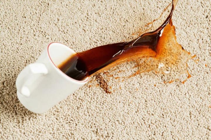 Cách tẩy vết cà phê trên thảm