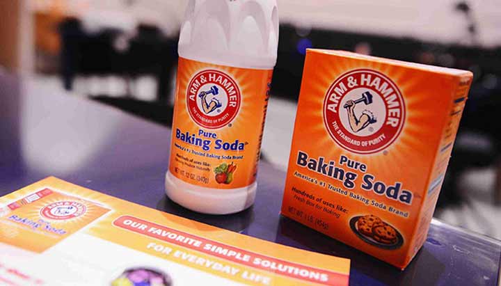 Sử dụng baking soda để vệ sinh sàn nhà