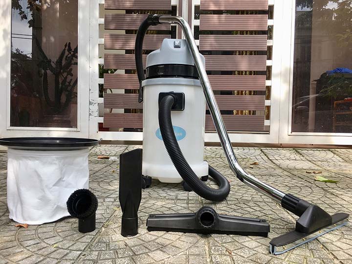 Sử dụng máy hút bụi để vệ sinh sàn nhà sau khi làm sạch trần gỗ
