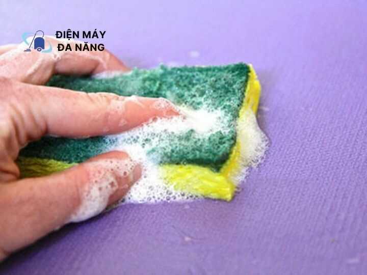 Giặt thảm bằng xà phòng nhẹ