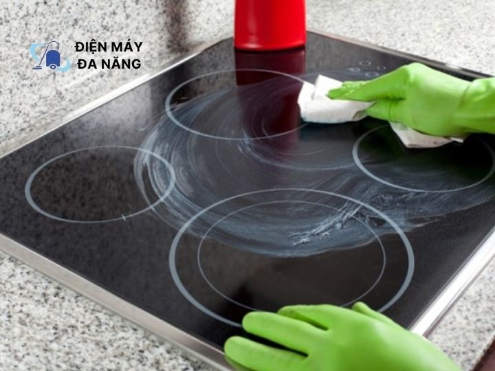 Làm sạch bếp bằng kem tẩy đa năng