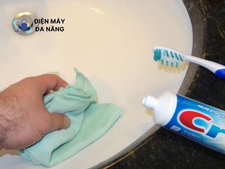 Đánh bóng đồ dùng inox bằng kem đánh răng
