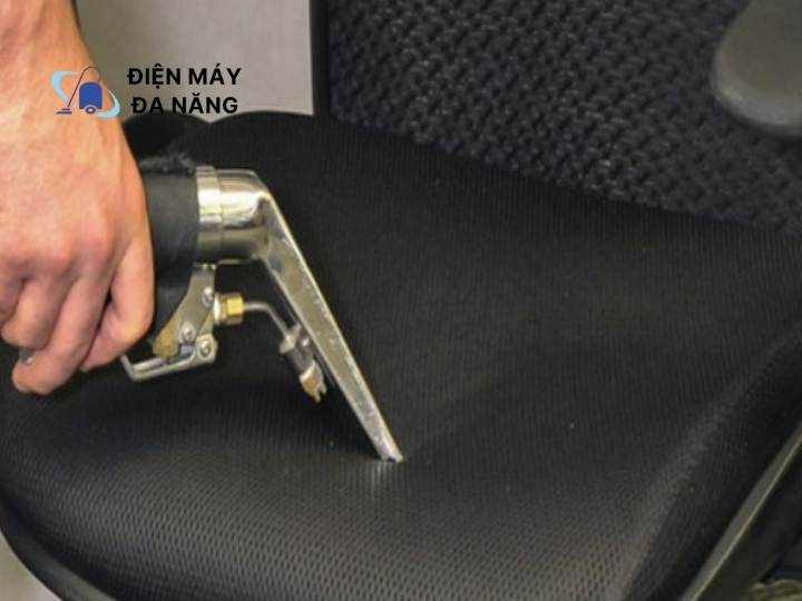 Chuẩn bị dụng cụ vệ sinh ghế tại nhà