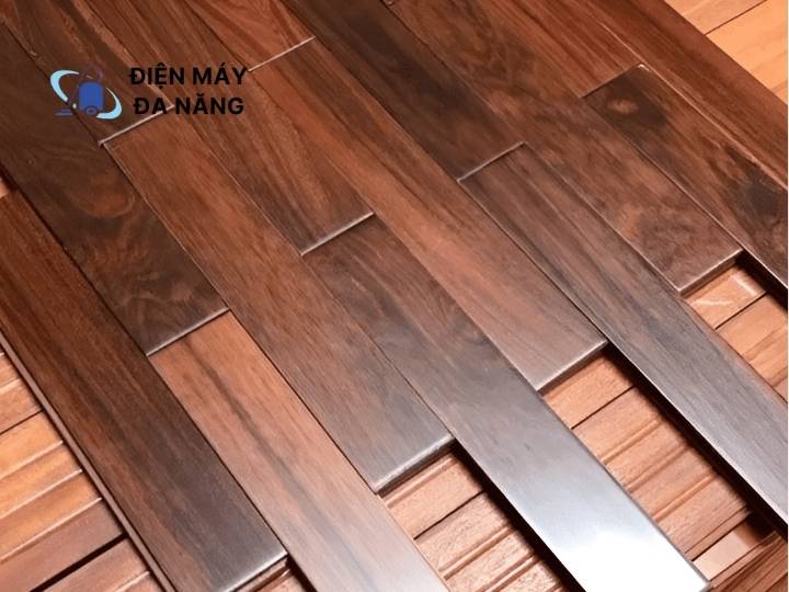 Lót bằng sàn gỗ tự nhiên