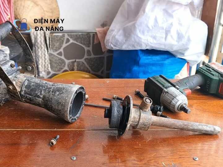 Tháo sai trình tự, làm lệt cấu trúc máy