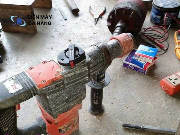 Tháo mạnh làm nứt vỏ máy