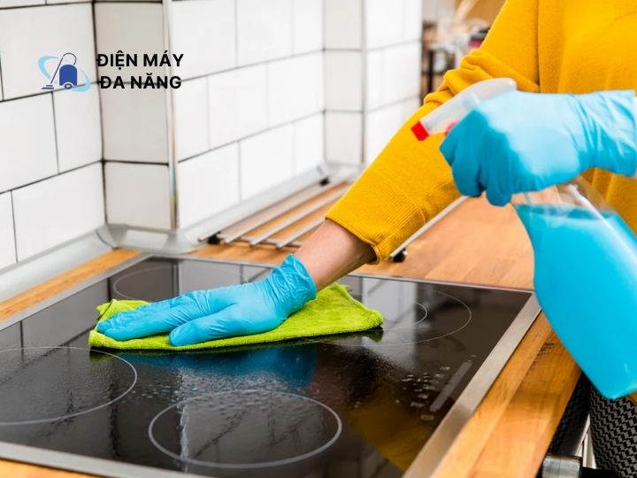 Vệ sinh bếp bằng dung dịch lau bếp