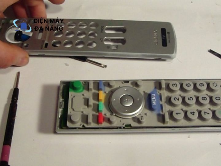 Lưu ý khi vệ sinh điều khiển tivi, remote