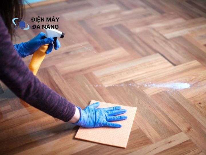 Lau sạch sàn gỗ công nghiệp