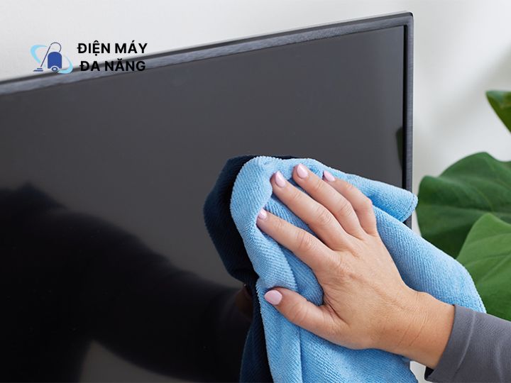 Dùng khăn mềm để vệ sinh