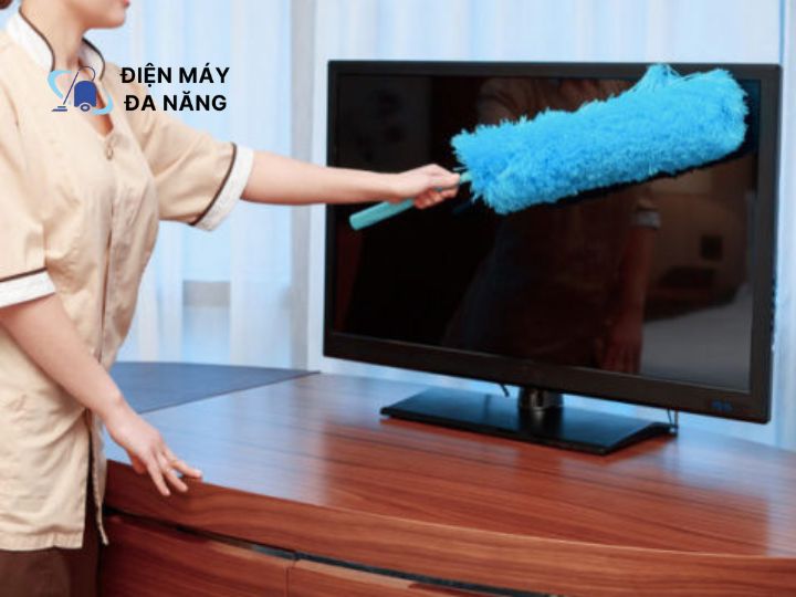 Thao tác vệ sinh tivi đơn giản