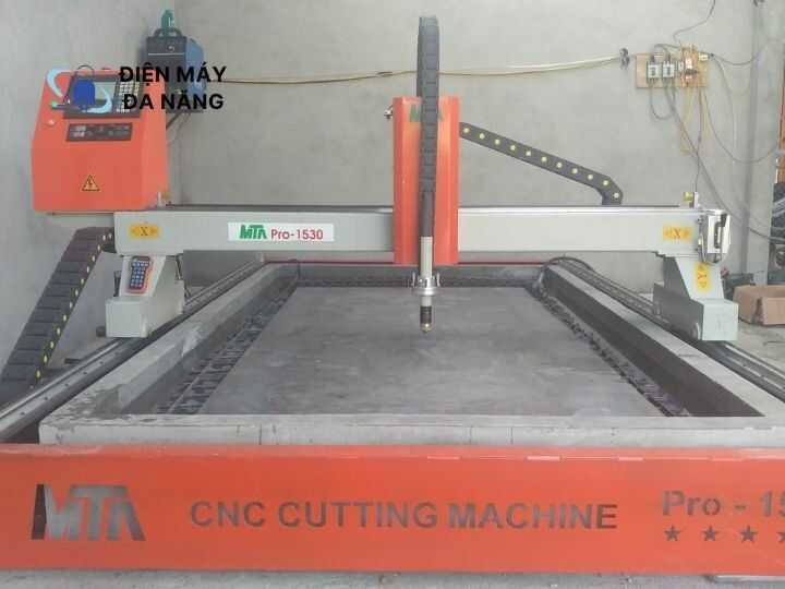 Vệ sinh máy cắt CNC cho nhà xưởng