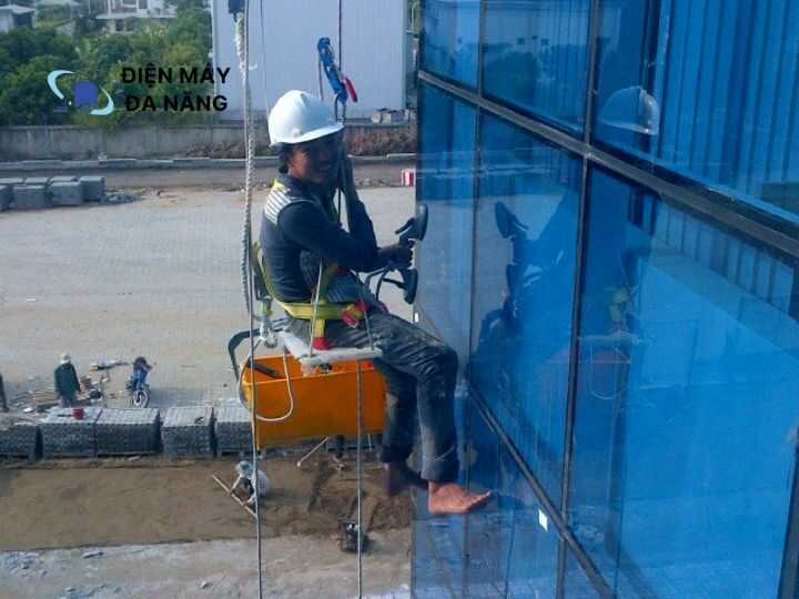 Dịch vụ lau gương kính tại SONGANHHYG