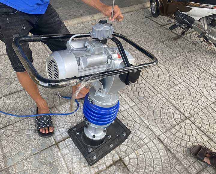 Máy đầm cóc HCD100