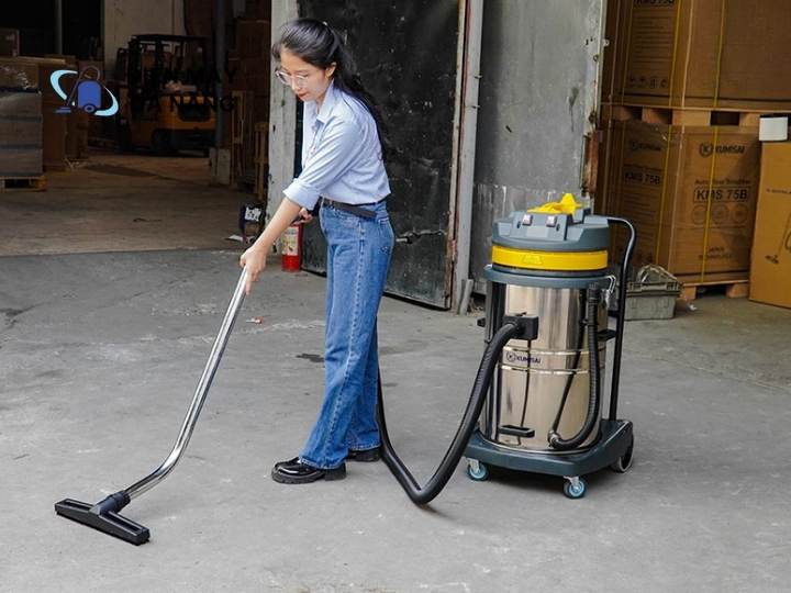 Sử dụng máy hút bụi để giảm bớt công việc