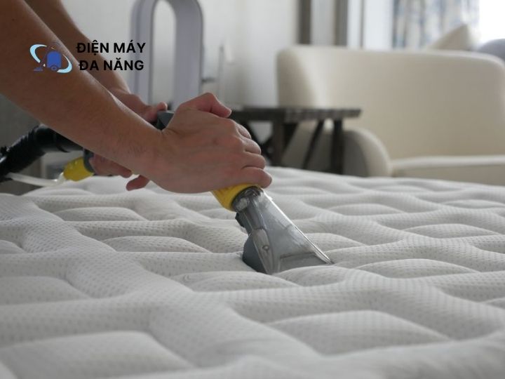Hút sạch bụi trên mặt nệm