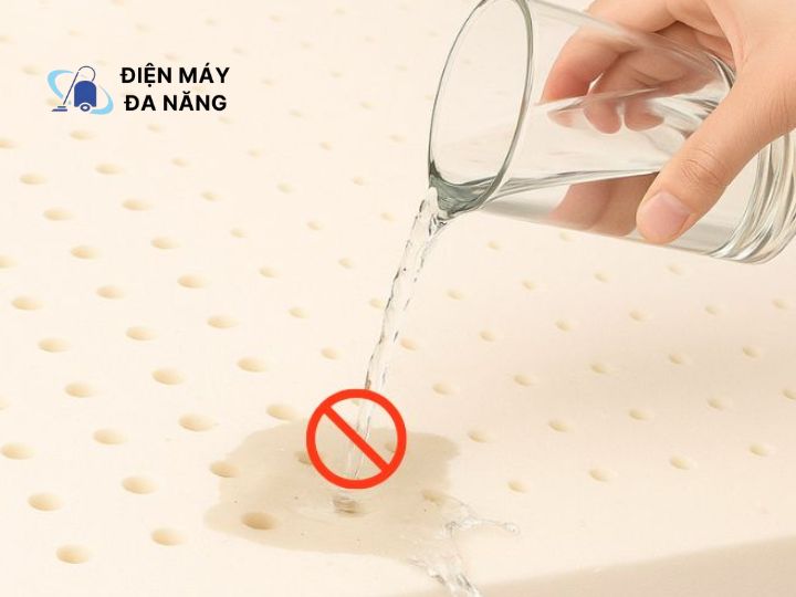 Không đổ nước lên nệm