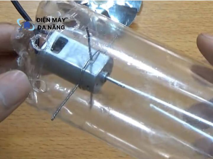 Gắn phần động cơ vào cánh quạt