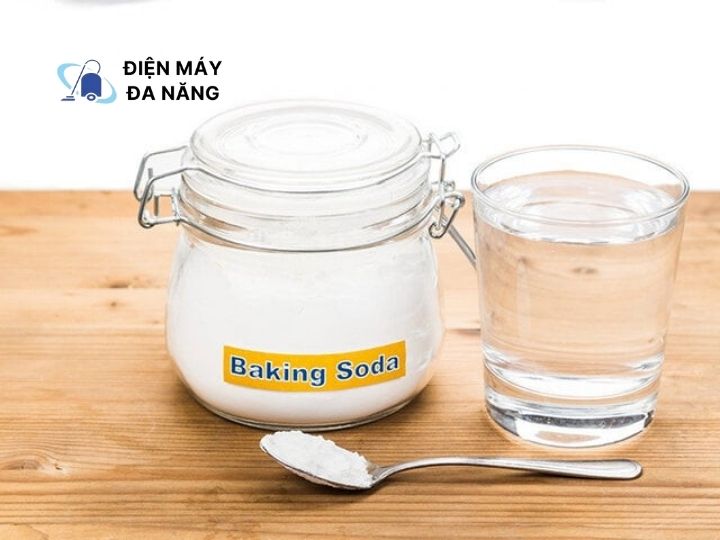Dùng baking soda và giấm khử mùi khai