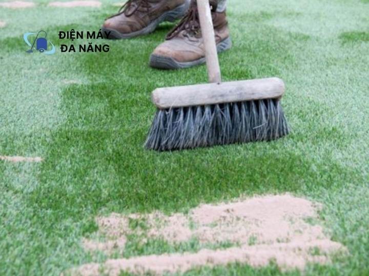 Tần suất vệ sinh cỏ nhân tạo đúng chuẩn nhất