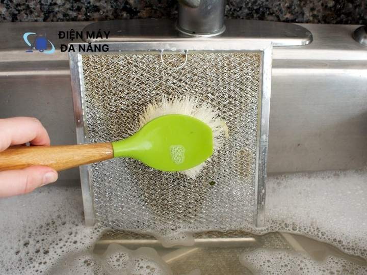 Mẹo vệ sinh lưới lọc bằng nước nóng và nước rửa chén