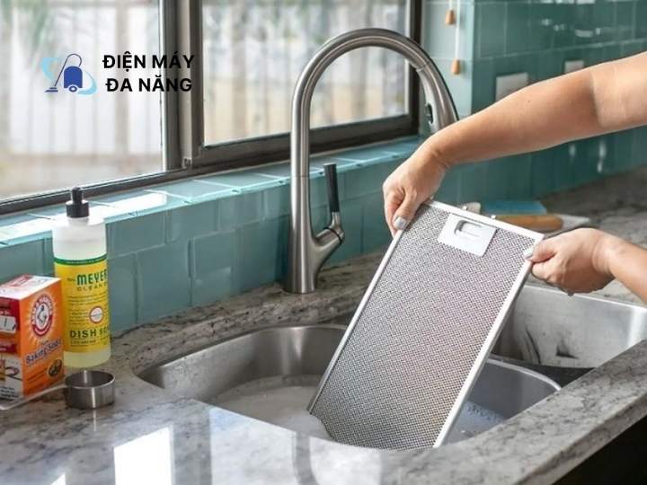 Mẹo vệ sinh lưới lọc bằng baking soda