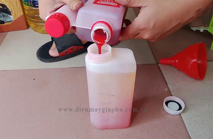 Pha nhiên liệu máy cắt cỏ đúng tỷ lệ