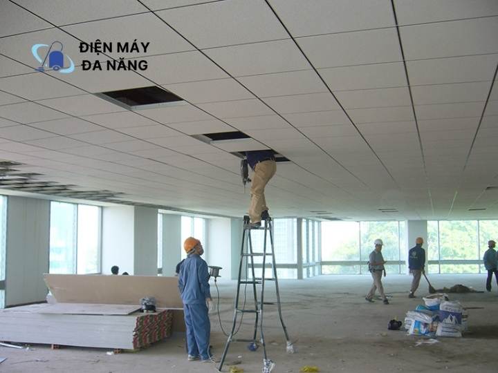 Vệ sinh khu vực trần và tường