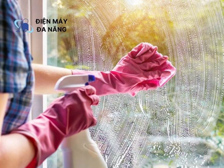 Vì sao cần vệ sinh kính đúng cách và thường xuyên