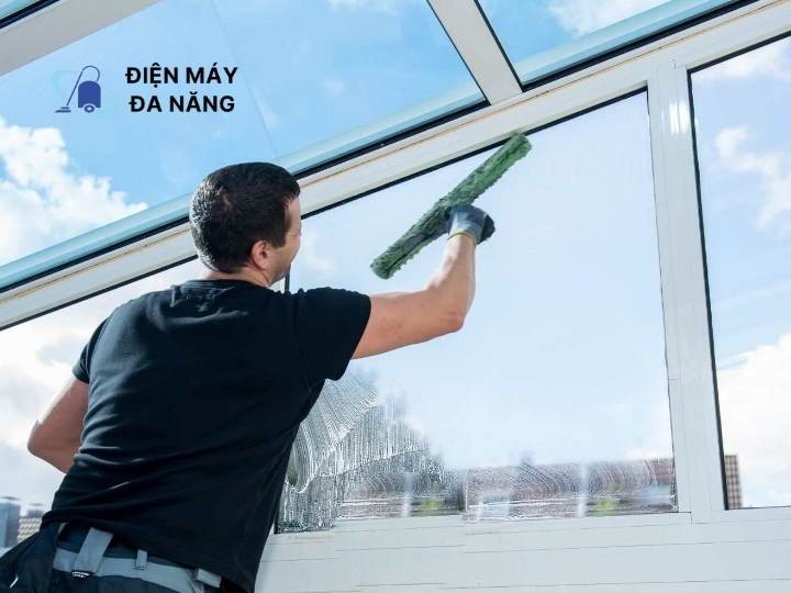Những lưu ý quan trọng khi vệ sinh kính