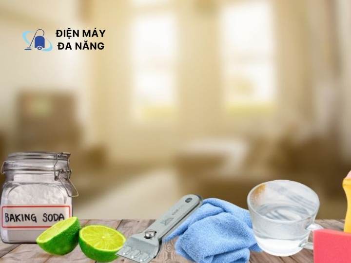 Chuẩn bị dụng cụ vệ sinh mặt kính bàn phù hợp 