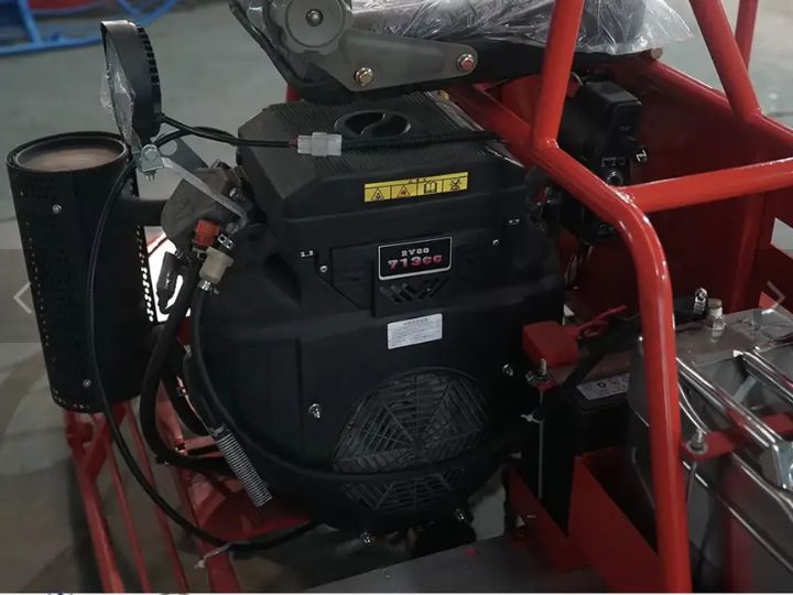 Khởi động máy xoa nền ngồi lái CRT-36B 