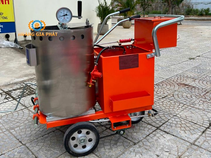 Máy phun sơn vạch kẻ đường GY-100 thiết kế tối ưu với dung tích 100L, nhiệt độ làm nóng 180-2100 độ