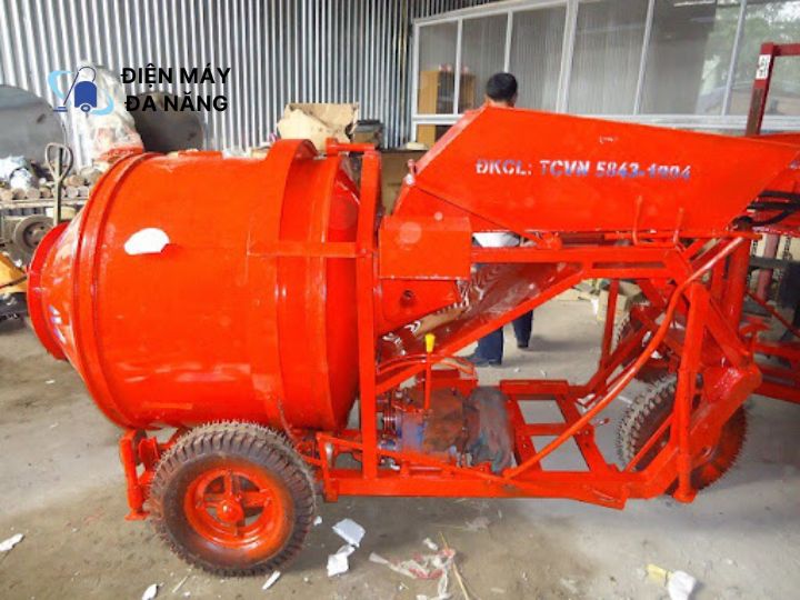 Máy trộn bê tông tự hành
