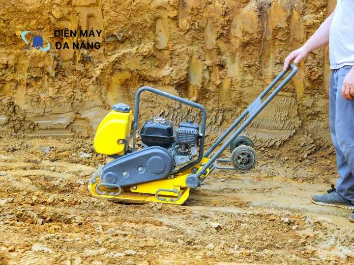 Máy đầm bàn