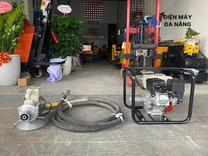 Máy đầm dùi bê tông tươi