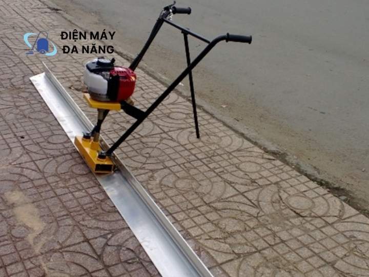 Máy đầm thước