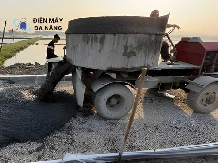 Máy trộn bê tông tự hành