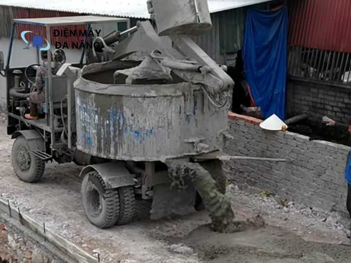 Máy trộn tự hành