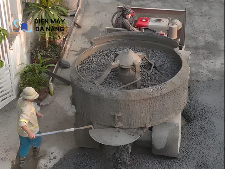 Xe trộn bê tông tự hành