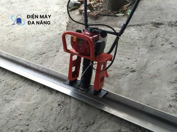 Máy đầm thước 