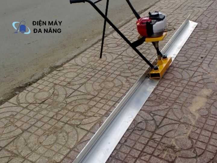Máy đầm thước