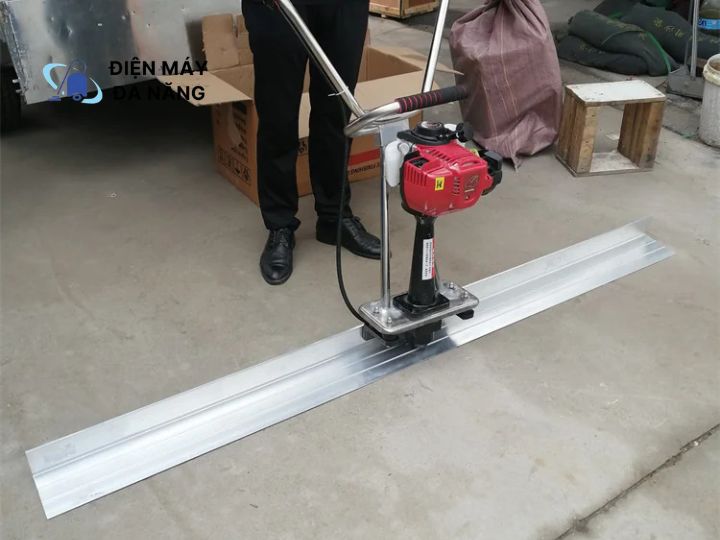 Máy đầm thước 