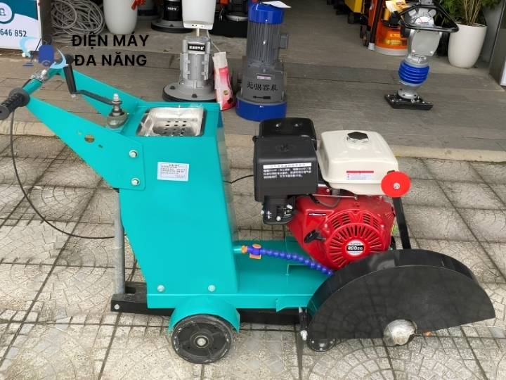Những lưu ý quan trọng khi sử dụng máy cắt bê tông đường