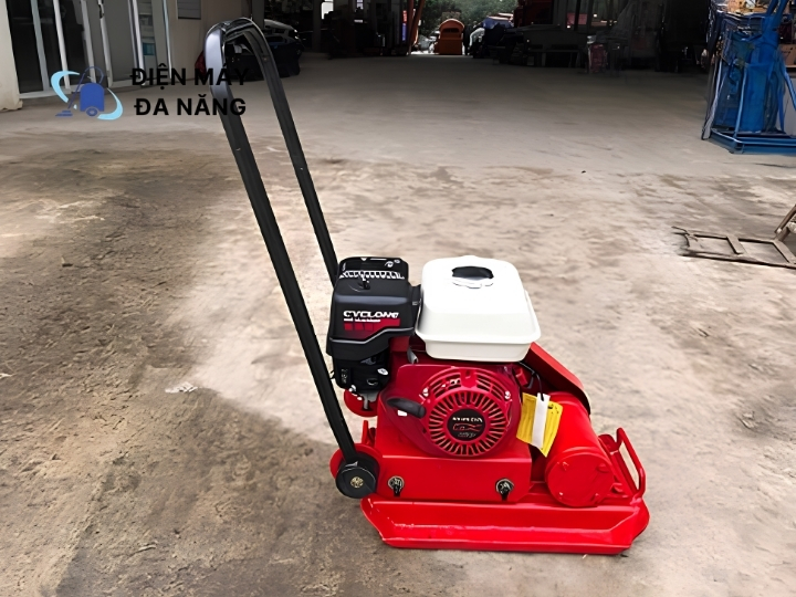 So sánh máy đầm bàn chạy xăng và chạy điện