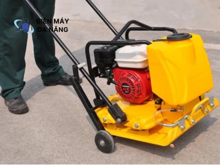 Khởi động và di chuyển máy đúng cách
